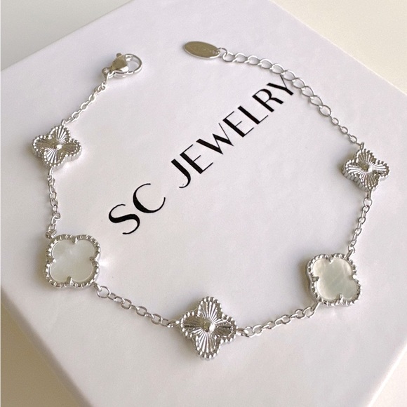 Petite Clover Bracelet Mother of Pearl & Silver Color Double Sided - Picture 3 of 10